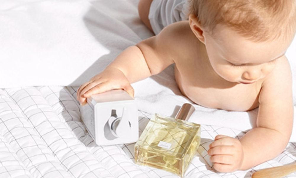 Mettre parfum bebe enfant